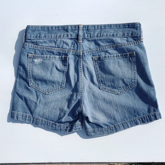 ๐OLD NAVY Mid-Rise Distressed Shorts in Medium Dark Wash - Picture 9 of 16